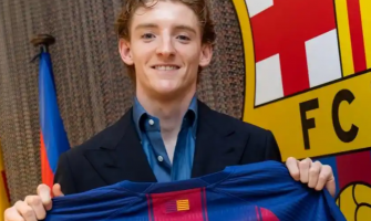 Anthony Gordon si allena indossando una maglia rétro del Barcellona