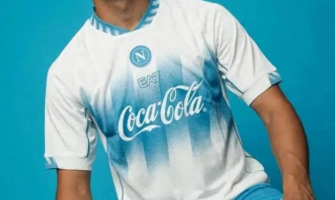 Il Napoli presenta la nuova maglia pre-partita per il centenario